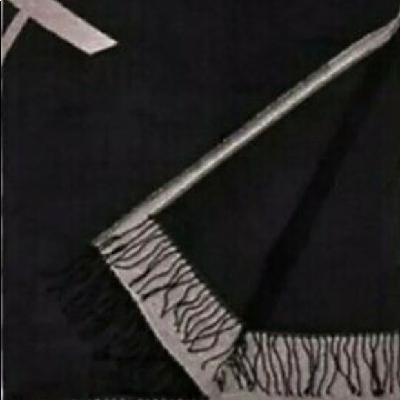 🎁 Victoria’s Secret Fringed Throw - Picture 6 of 7